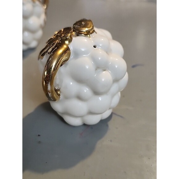 Vintage White Ceramic Grape Salt & Pepper Shakers – Gold Leaf Mid-Century - Picture 8 of 15
